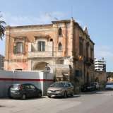 Ma sono le sue pareti laterali a svelare curiosi elementi architettonici. Quella di sinistra, su cui quasi si appoggia un'alta palma, � caratterizzata da due finestrelle ad arco trilobato dal gusto medievaleggiante